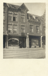 1968 Gezicht op de voorgevels van de huizen Burgemeester Reigerstraat 45-47 te Utrecht; links de Wilhelmina apotheek ...